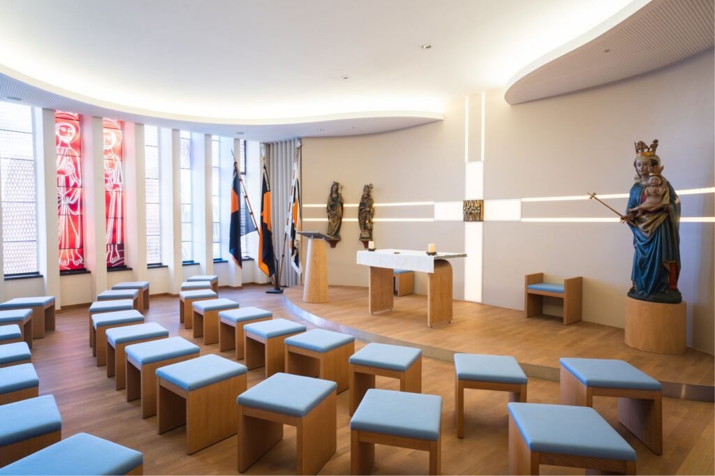 Hauskapelle im Kolpinghaus Regensburg mit Altar und Sitzreihen für Trauungen
