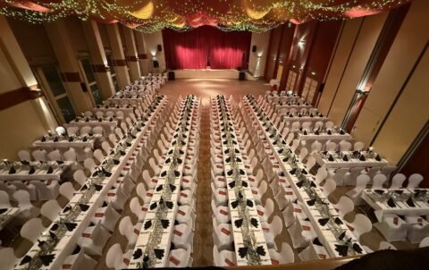 Festsaal im Kolpinghaus Regensburg, eingedeckt zum Silvesterball