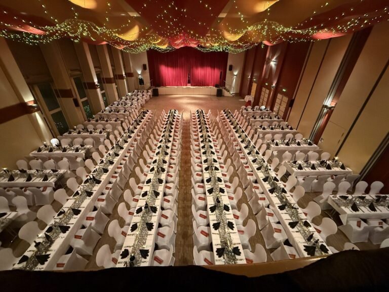 Festsaal im Kolpinghaus Regensburg, eingedeckt zum Silvesterball
